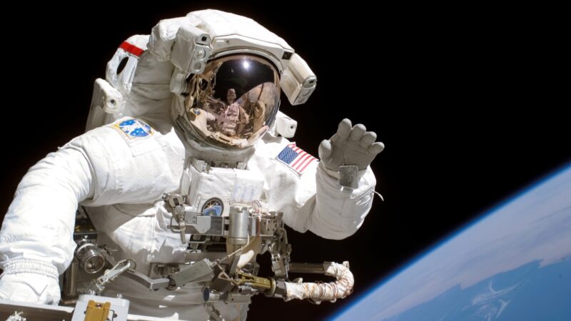Idosa japonesa cai em golpe de falso amor com suposto astronauta