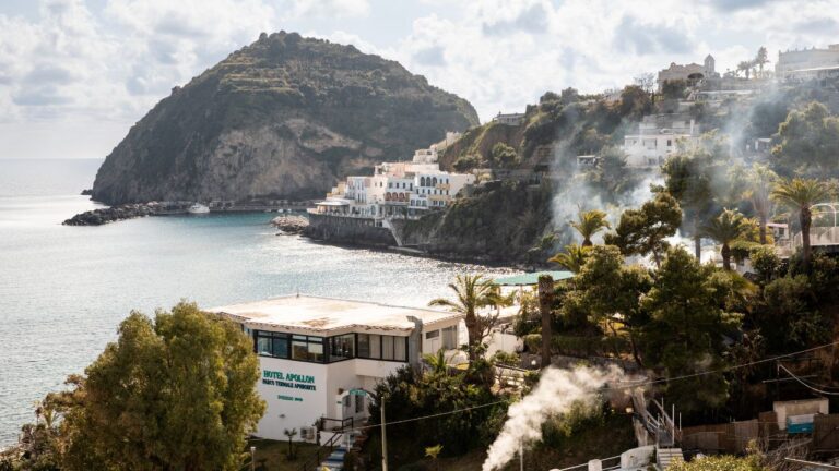 Ischia: a ilha italiana onde moradores cozinham na areia vulcânica