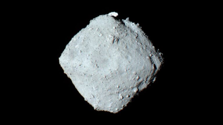 Novo estudo em asteroide Ryugu reafirma teoria da origem da vida vinda do espaço