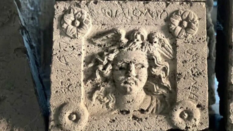 Urna etrusca com rosto de Medusa descoberta na Itália