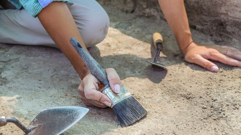 Túmulo espanhol de 5.000 anos revela artefatos raros