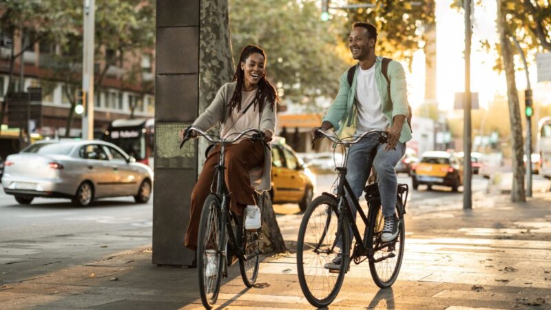 Pedalar reduz em até 40% risco de demência, aponta estudo