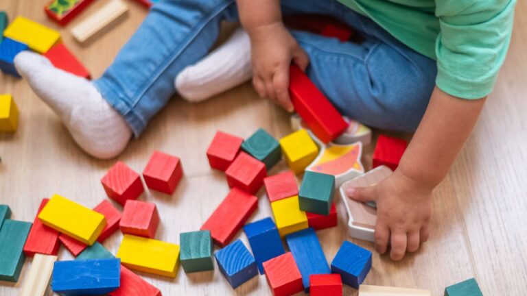 Mulher é condenada por abuso de bebês em creche de Londres