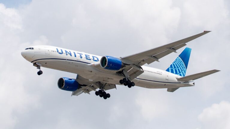 Balão meteorológico colide com avião da United Airlines