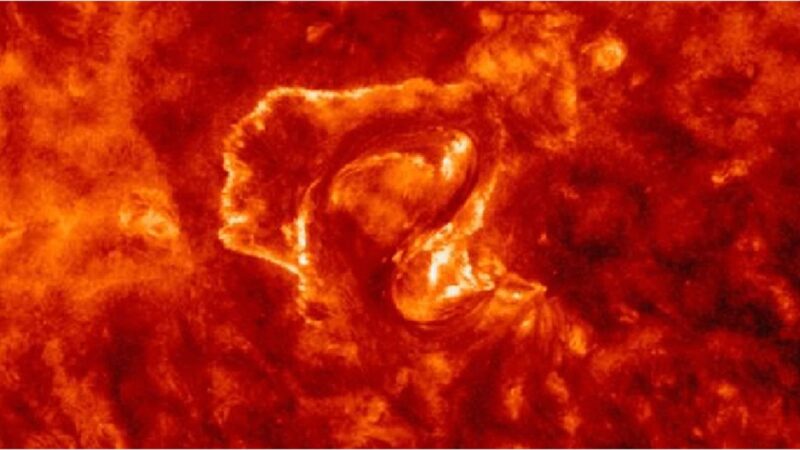 Enorme letra ‘S’ é avistada na superfície do Sol pouco antes de erupção