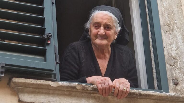 A Última Rainha de Scanno: Idosa vira atração na Itália
