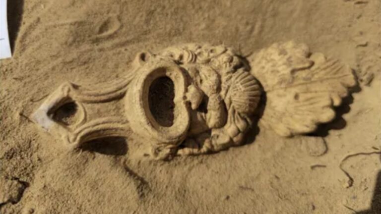 Lâmpada de óleo de 1.900 anos é encontrada em cemitério romano na Holanda