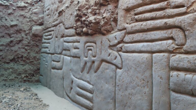 Arqueólogos descobrem mural 3D de até 4.000 anos no Peru