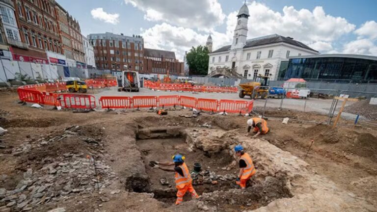 Escavações em praça na Inglaterra revela séculos de história britânica