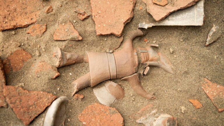 Vaso revela ligação entre rituais solares e poder militar no Peru