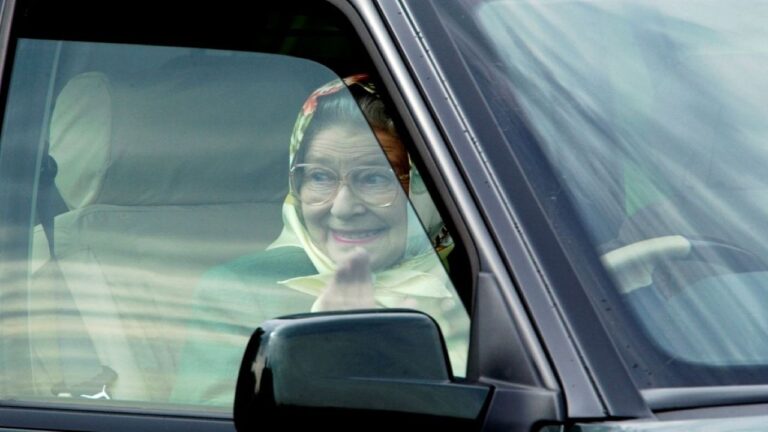 Carro da rainha Elizabeth II deve render até £ 60 mil em leilão no Reino Unido