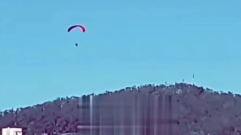 Migrante cruza fronteira entre Marrocos e Espanha usando parapente