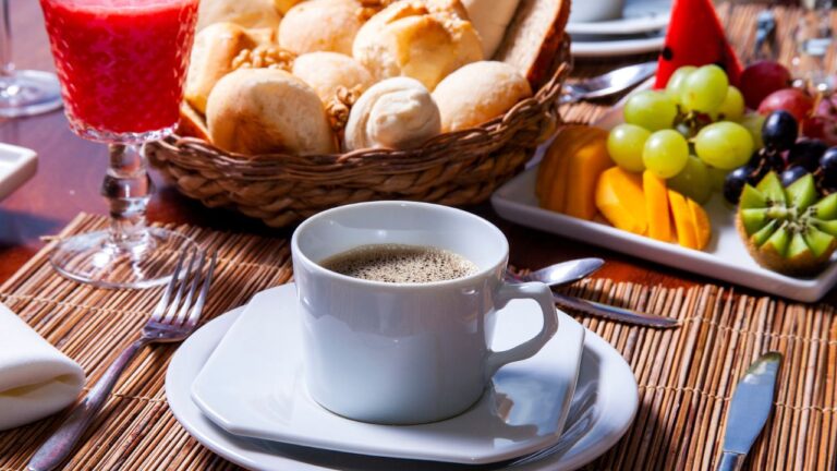 Afinal, qual o verbo para o ato de tomar café da manhã?