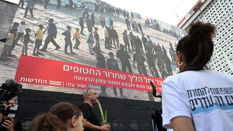 Reféns israelenses são libertados pelo Hamas após mais de 700 dias de cativeiro