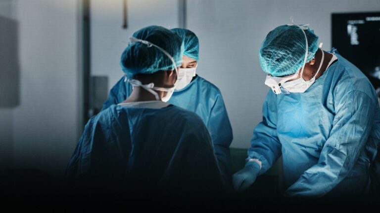 Homem que recebeu rim de porco tem órgão removido nove meses após transplante