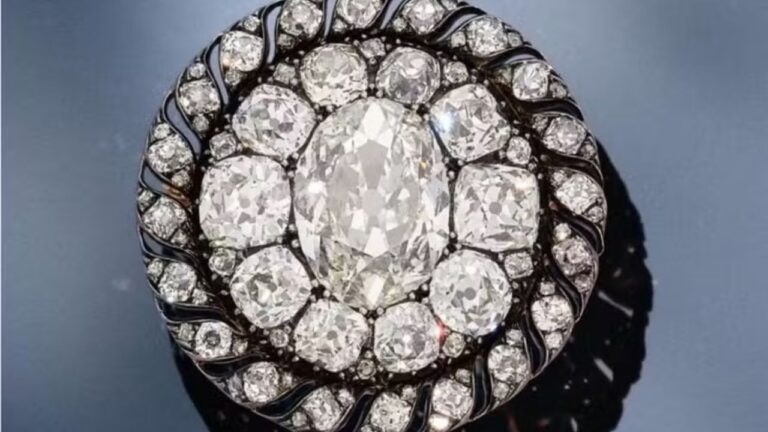 Broche que pertenceu a Napoleão Bonaparte vai a leilão em Genebra