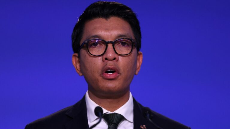 Presidente de Madagascar foge do país com medo de perder a própria vida