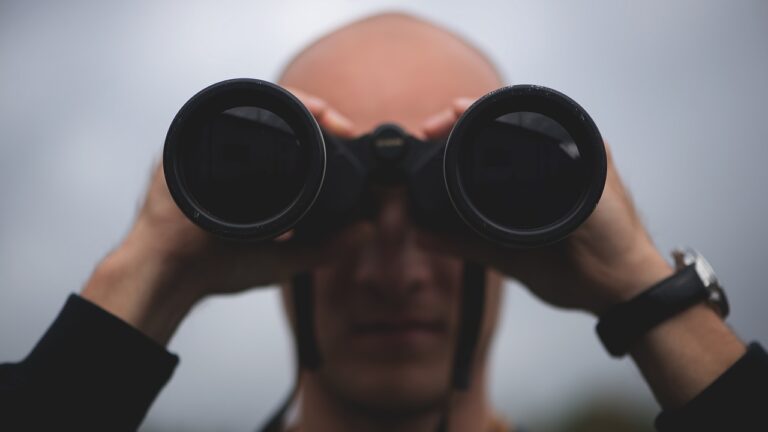 Três homens presos sob suspeita de espionagem para a Rússia