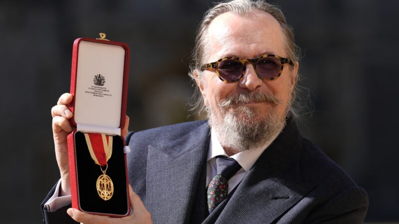 Vencedor do Oscar, Gary Oldman é nomeado cavaleiro em cerimônia