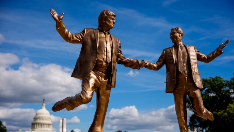 Estátua de Trump e Epstein é reinstalada em Washington