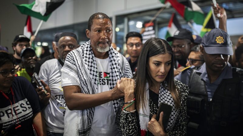 Neto de Mandela é deportado de Israel após tentativa de ajuda