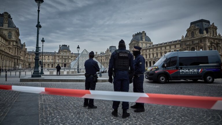 Dois suspeitos ‘admitem parcialmente’ envolvimento em roubo no Louvre