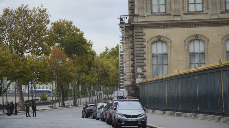 Empresa de elevador faz propaganda após roubo no Louvre