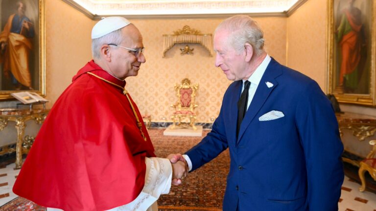 Rei Charles visita o Vaticano e quebra tabu de 500 anos