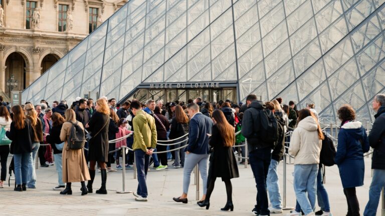 Três dias após roubo de joias, Museu do Louvre reabre para visitantes