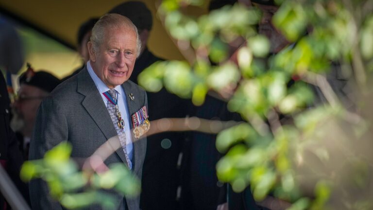 Charles é vaiado por escândalo envolvendo Andrew e Epstein