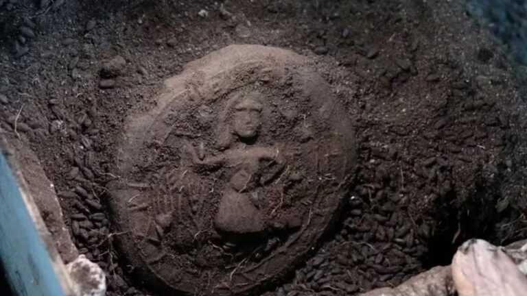 Arqueólogos descobrem pães de 1300 anos com rosto de Jesus