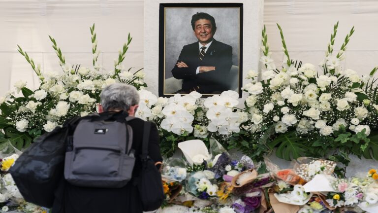 Após três anos, acusado confessa ter matado o ex-primeiro-ministro Shinzo Abe