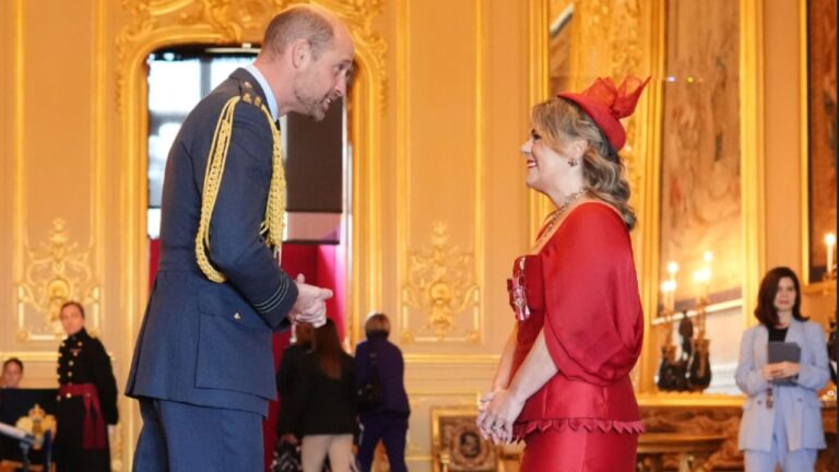 Cantora brasileira ganha honraria e medalha das mãos do príncipe William
