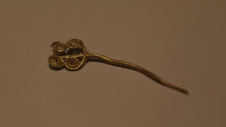 Broche de ouro e pedra de jade são descobertos na antiga Troia
