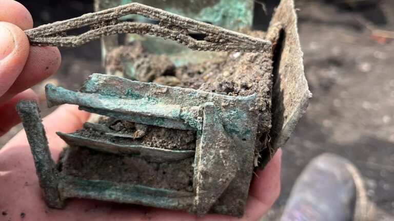 Arqueólogos descobrem rara caixa de bronze na Romênia