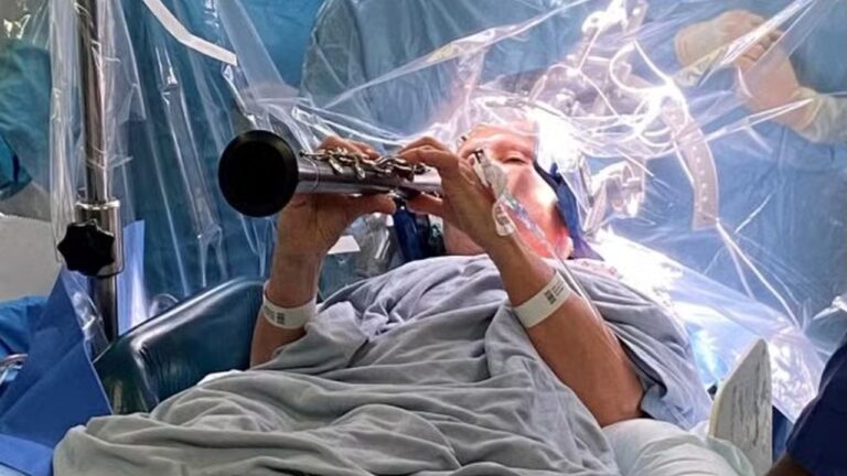 Paciente com Parkinson toca clarinete durante cirurgia e recupera movimentos