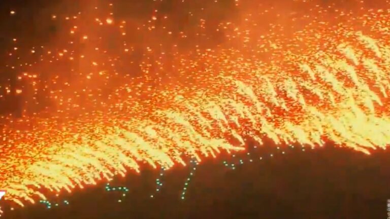 “Chuva” de drones em chamas impressiona na China