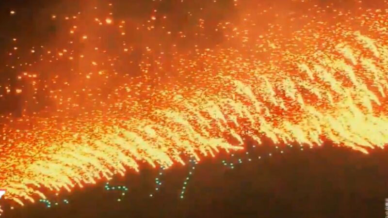 “Chuva” de drones em chamas impressiona na China