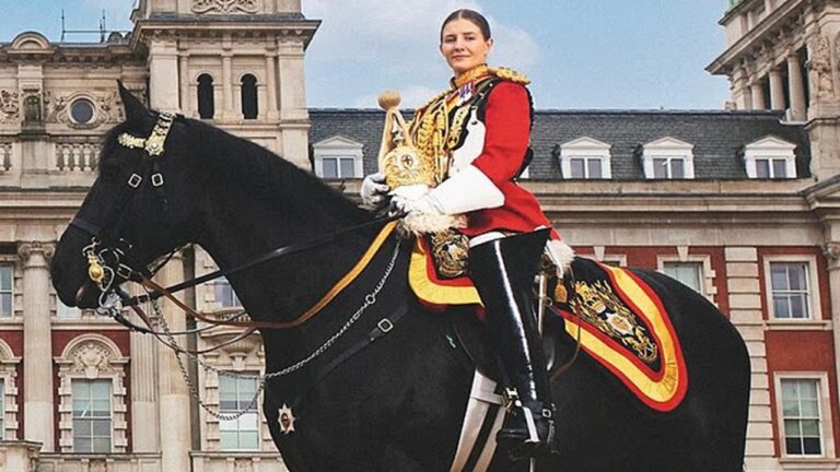 Funeral presta homenagem à pioneira da Cavalaria Real