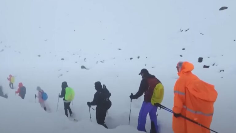 Pelo menos 200 pessoas estão presas após nevascas intensas no Monte Everest