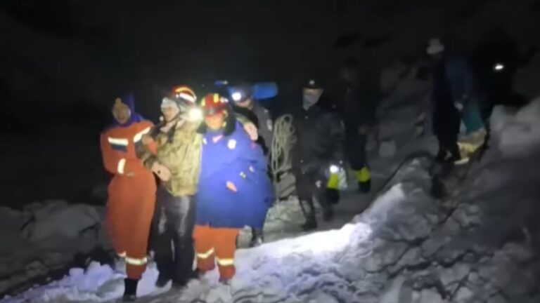Alpinistas presos no Everest em nevasca são resgatados