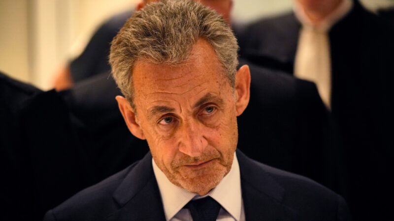 Ex-presidente da França é condenado e deve se apresentar à prisão em Paris
