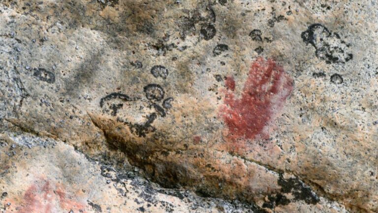 Pinturas rupestres ocultas são reveladas em sítio arqueológico na Finlândia