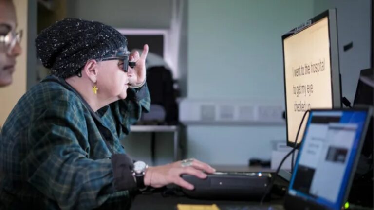Implantes oculares e óculos de realidade aumentada ajudam pessoas cegas a voltar a ler