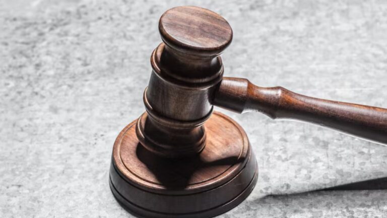 Juiz britânico anula condenação de homem que queimou Alcorão