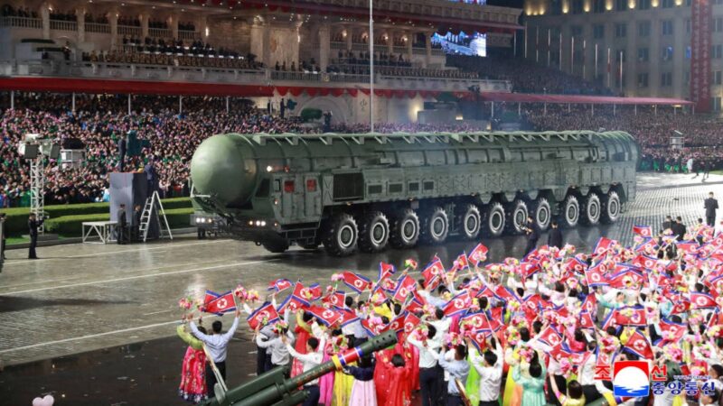 Coreia do Norte apresenta novo míssil intercontinental em desfile militar