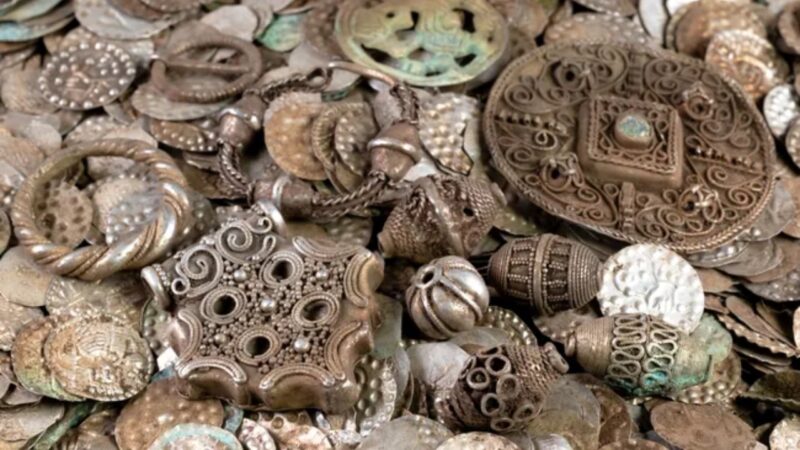 Tesouro com até 20.000 moedas da Idade Média é descoberto na Suécia