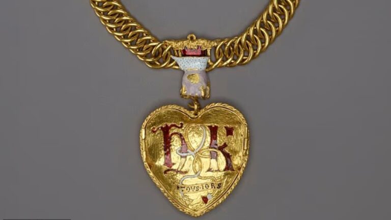 Pingente de ouro de 500 anos descoberto revela segredo do casamento de Henrique VIII