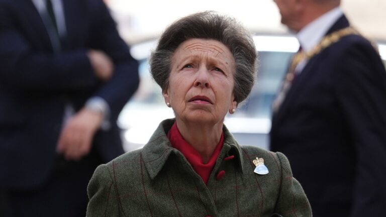 O gesto que marcou a visita da princesa Anne à Ucrânia em meio à guerra