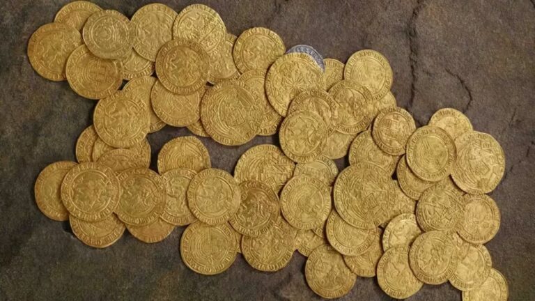 Tesouro do século 15 descoberto em quintal na Inglaterra vai a leilão